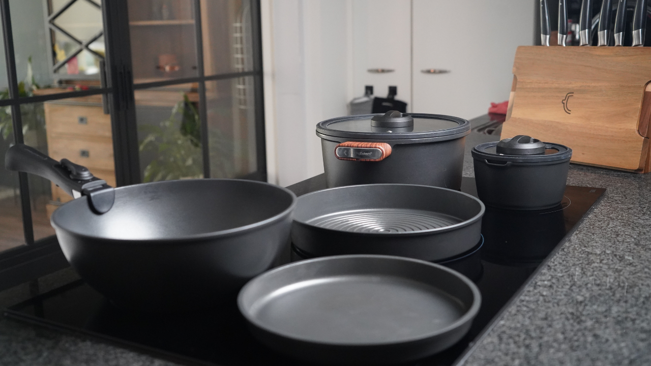 CookingTotem op inductiekookplaat met messenblok